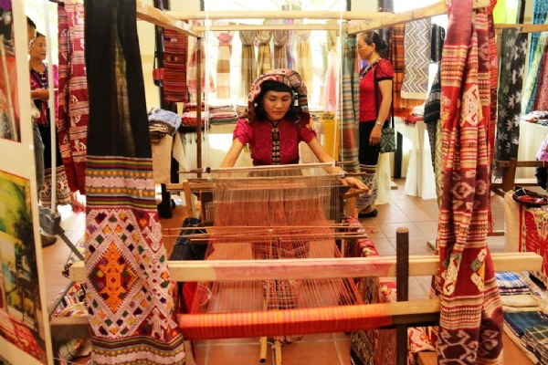 02D/01N - Hoa Tien Traditional Brocade Weaving Village